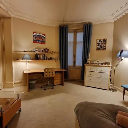2 Private In An Elegant Haussmannian Privatunterkunft