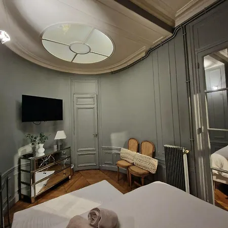 2 Private In An Elegant Haussmannian *