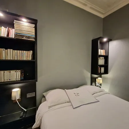2 Private In An Elegant Haussmannian Privatunterkunft